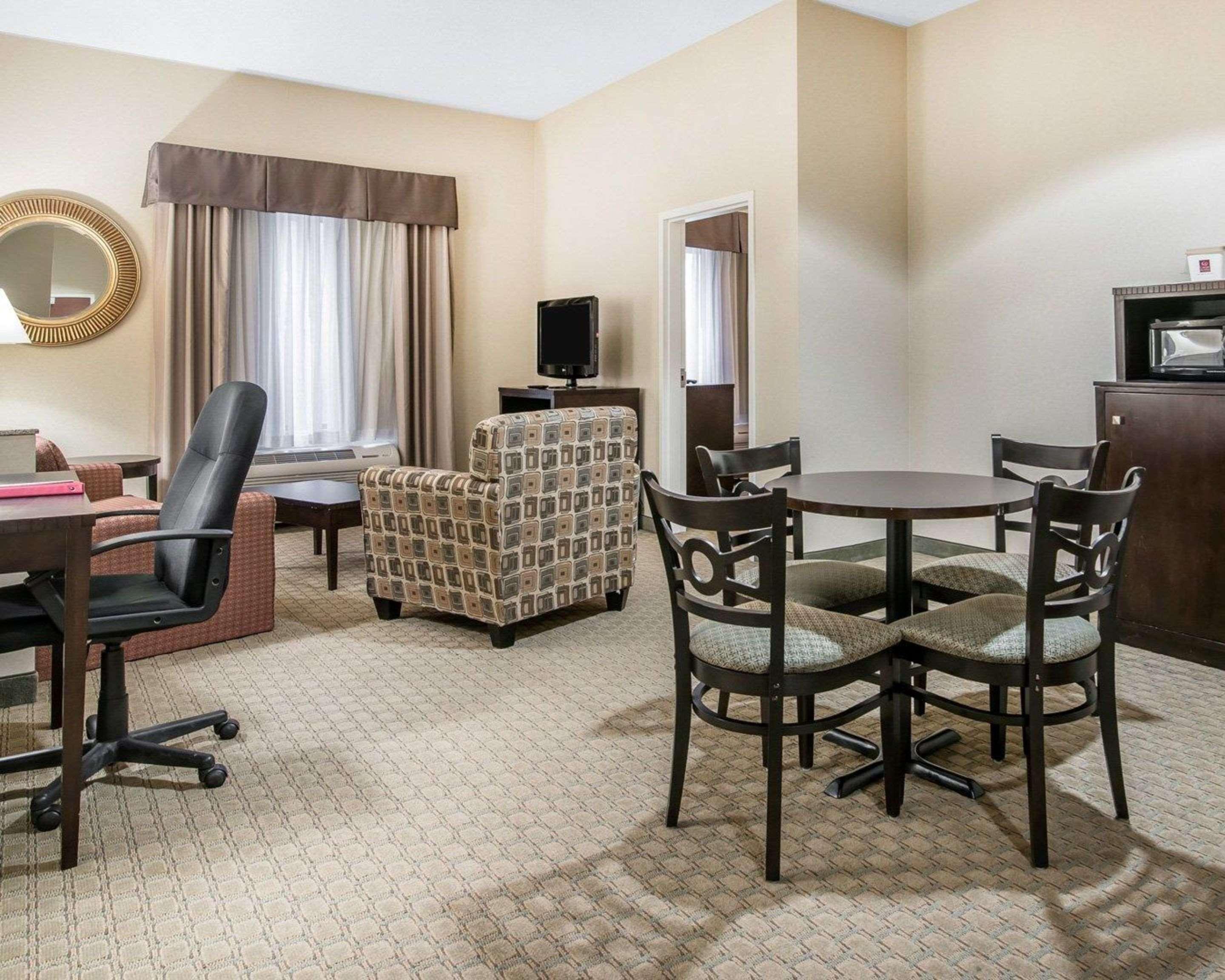 University Inn Vestal Exterior photo
