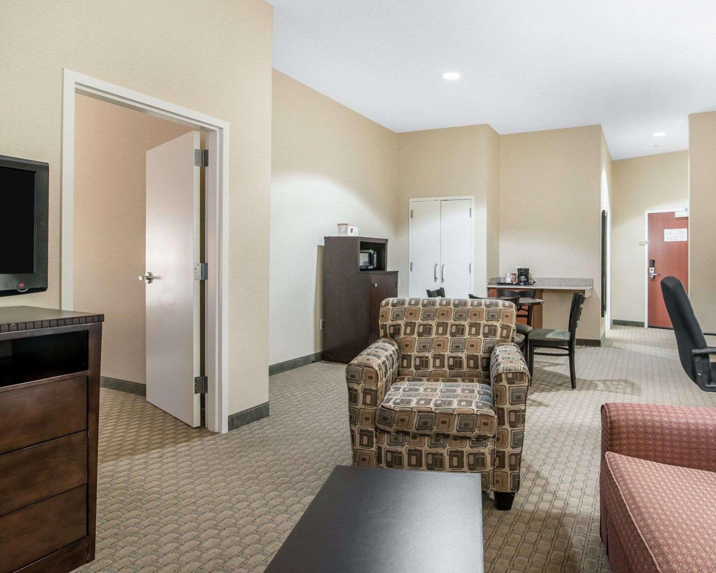 University Inn Vestal Exterior photo