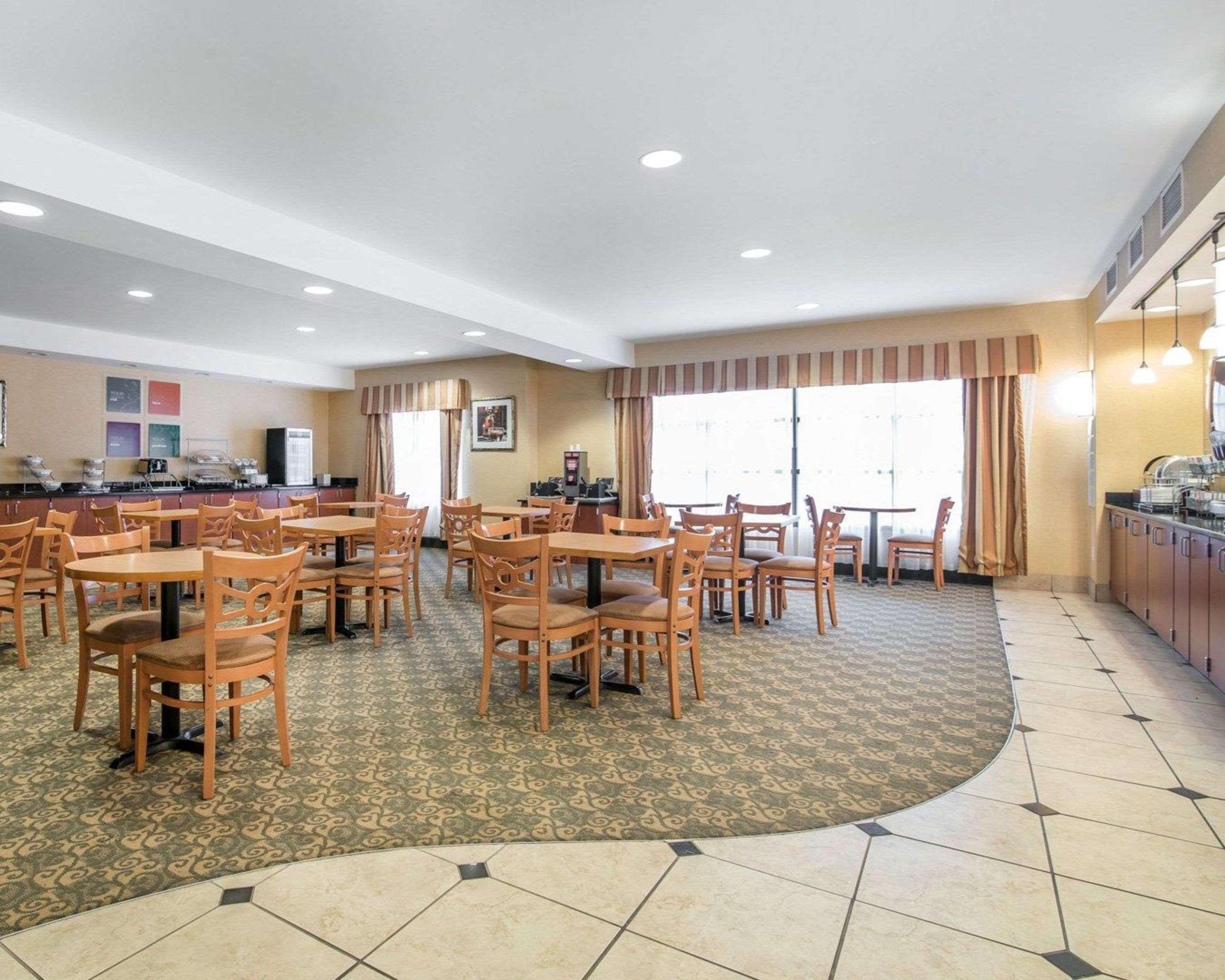 University Inn Vestal Exterior photo