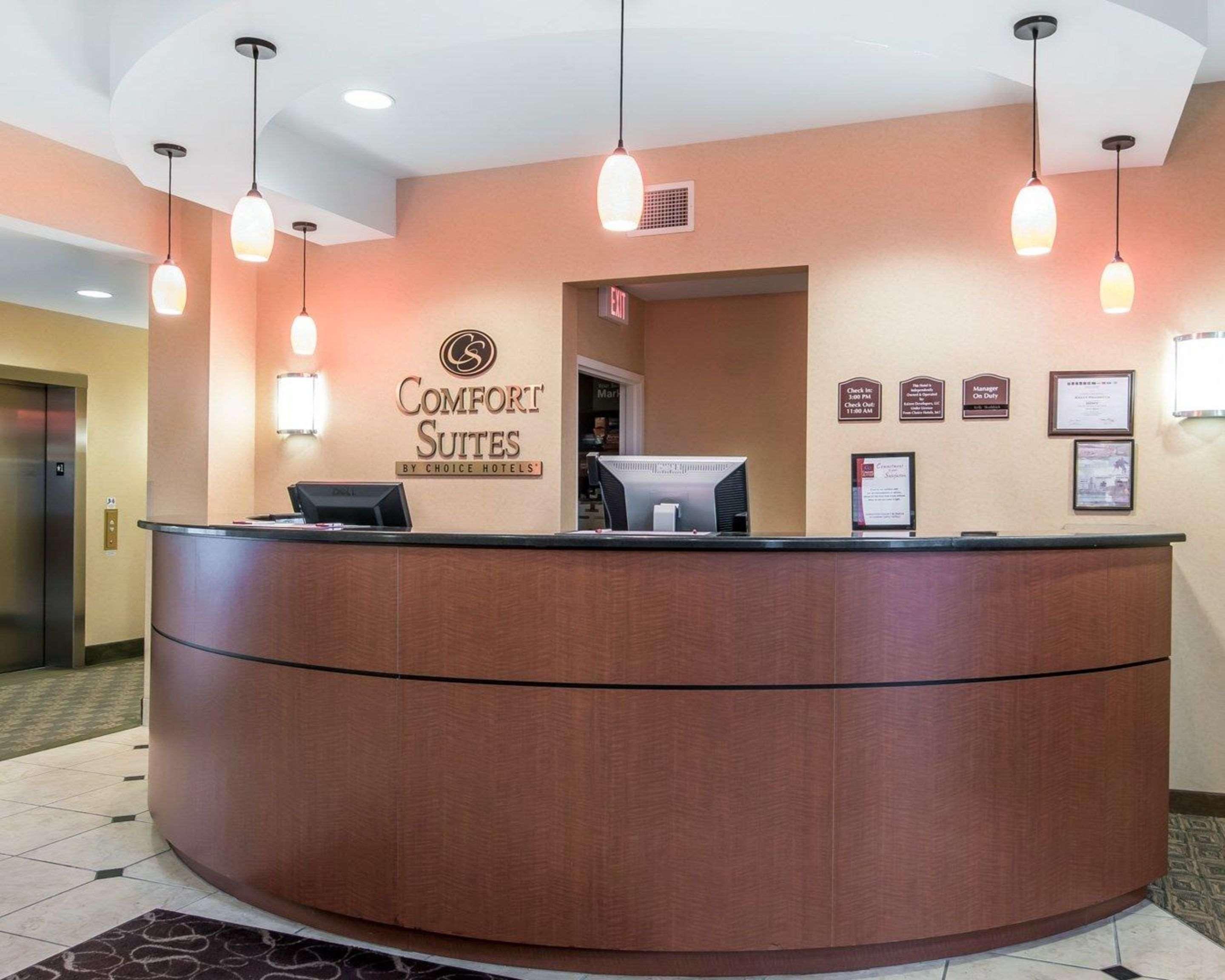 University Inn Vestal Exterior photo