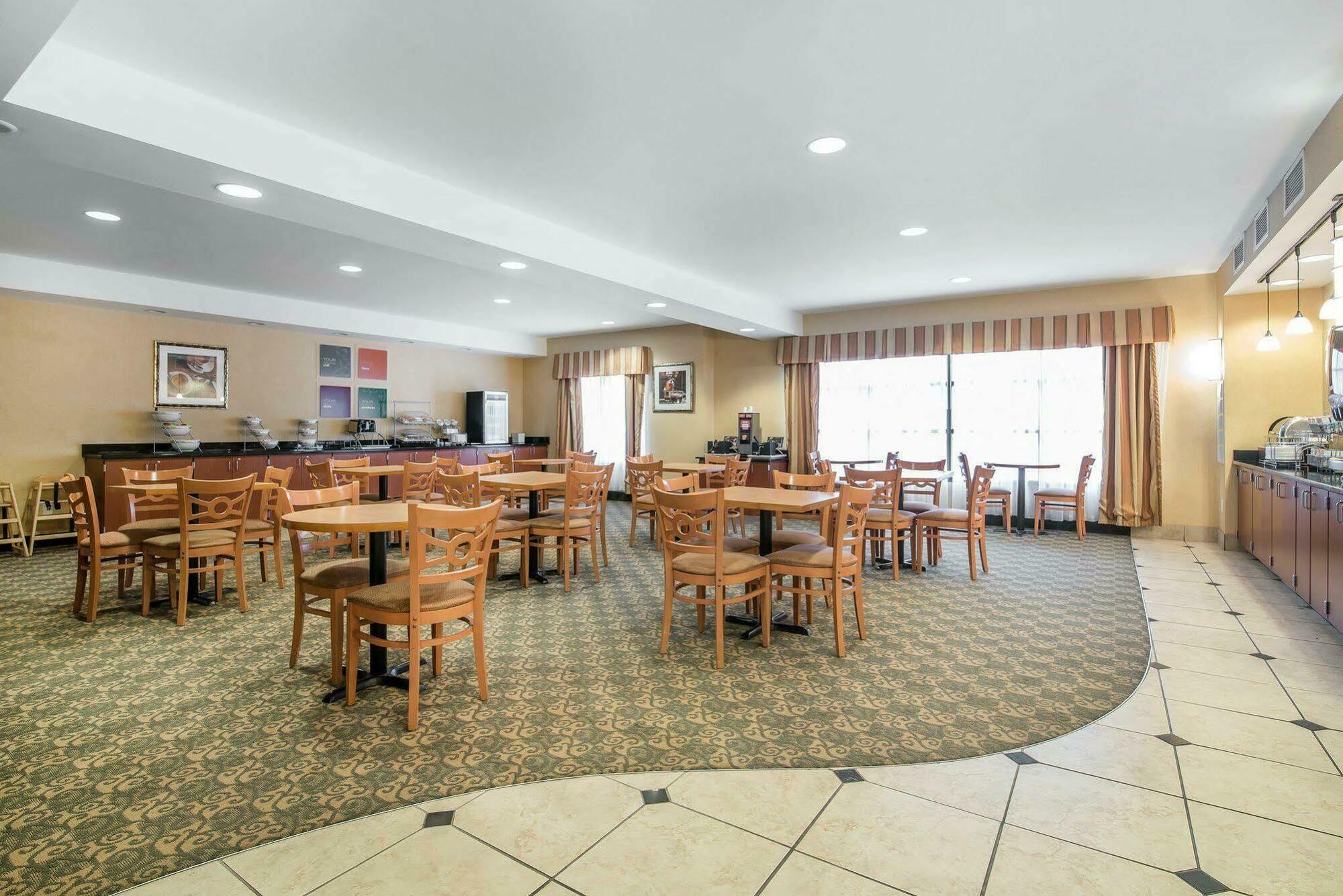 University Inn Vestal Exterior photo
