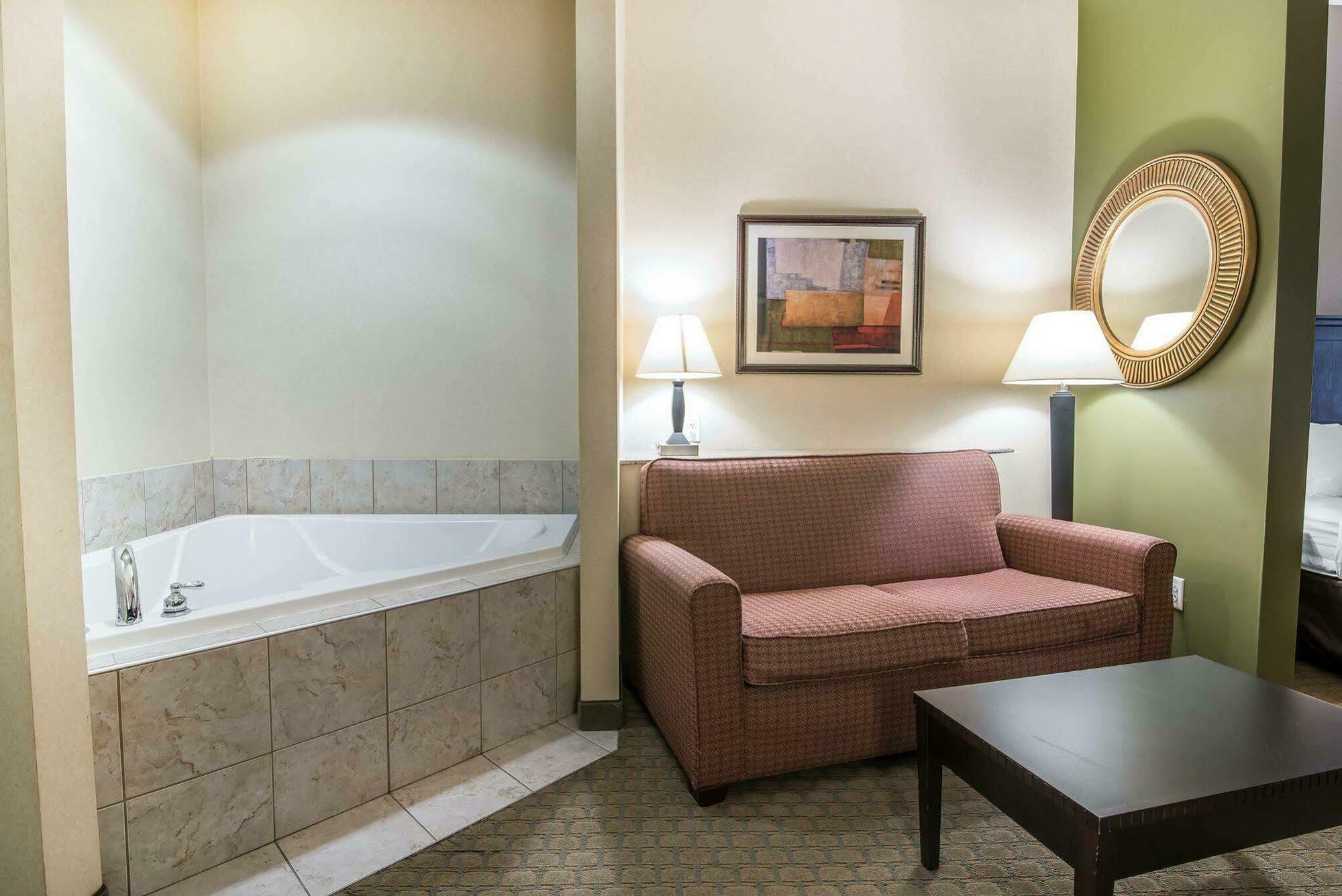 University Inn Vestal Exterior photo