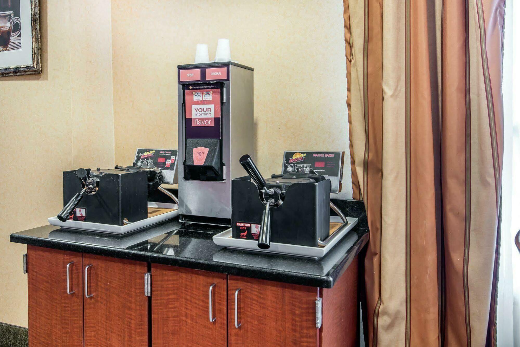 University Inn Vestal Exterior photo